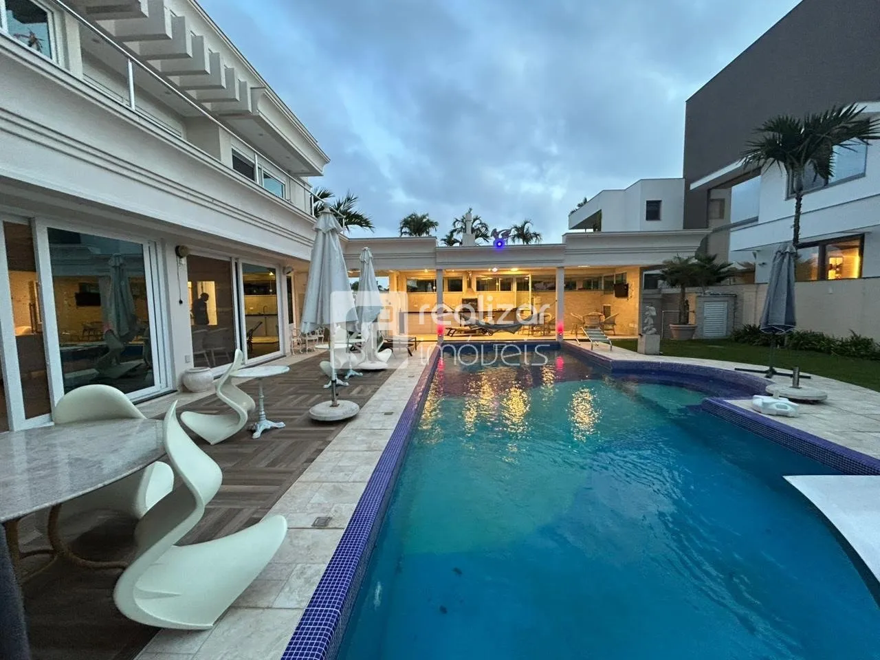House with 7 bedrooms and a private garden — photo 5