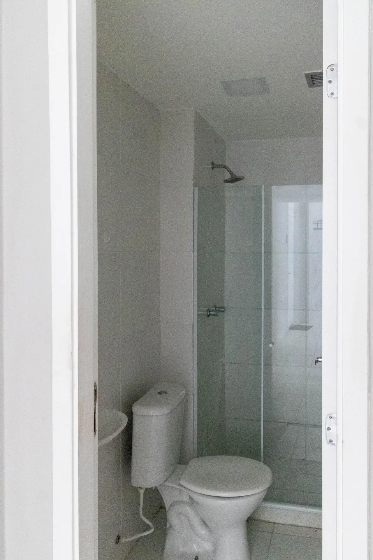 2-bedroom apartment in a building with a gym — photo 9