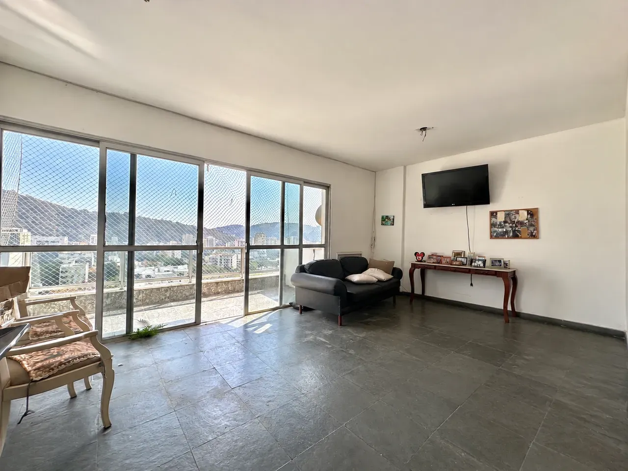 4-bedroom apartment with a mountain view