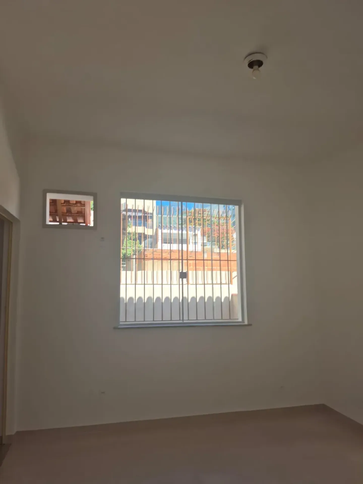 Apartamento sem mobília com cozinha planejada e tanque — photo 3