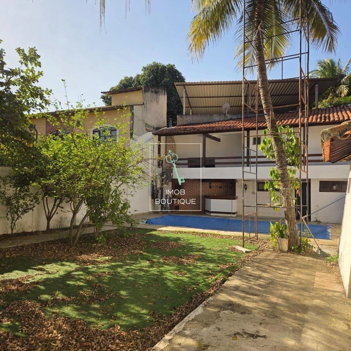 Casa duplex com 5 quartos e lavanderia com máquina