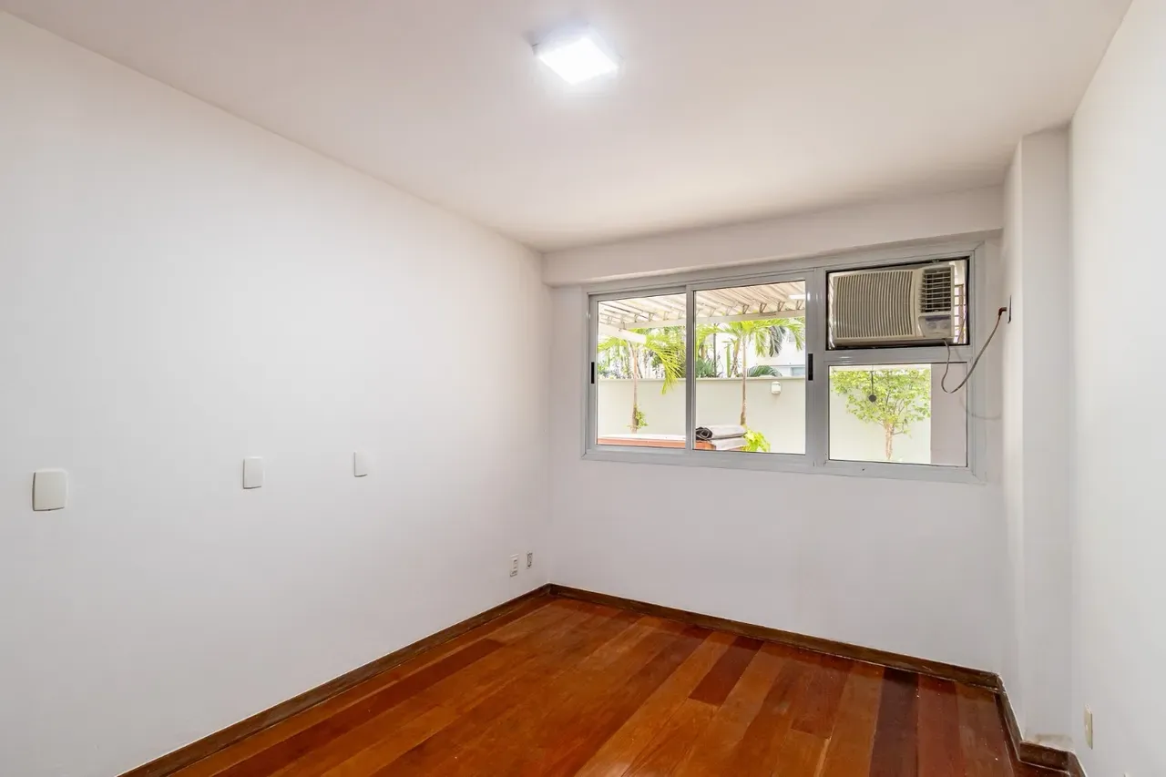 Walk-in closet in a 3-bedroom apartment, 110 m² — photo 5