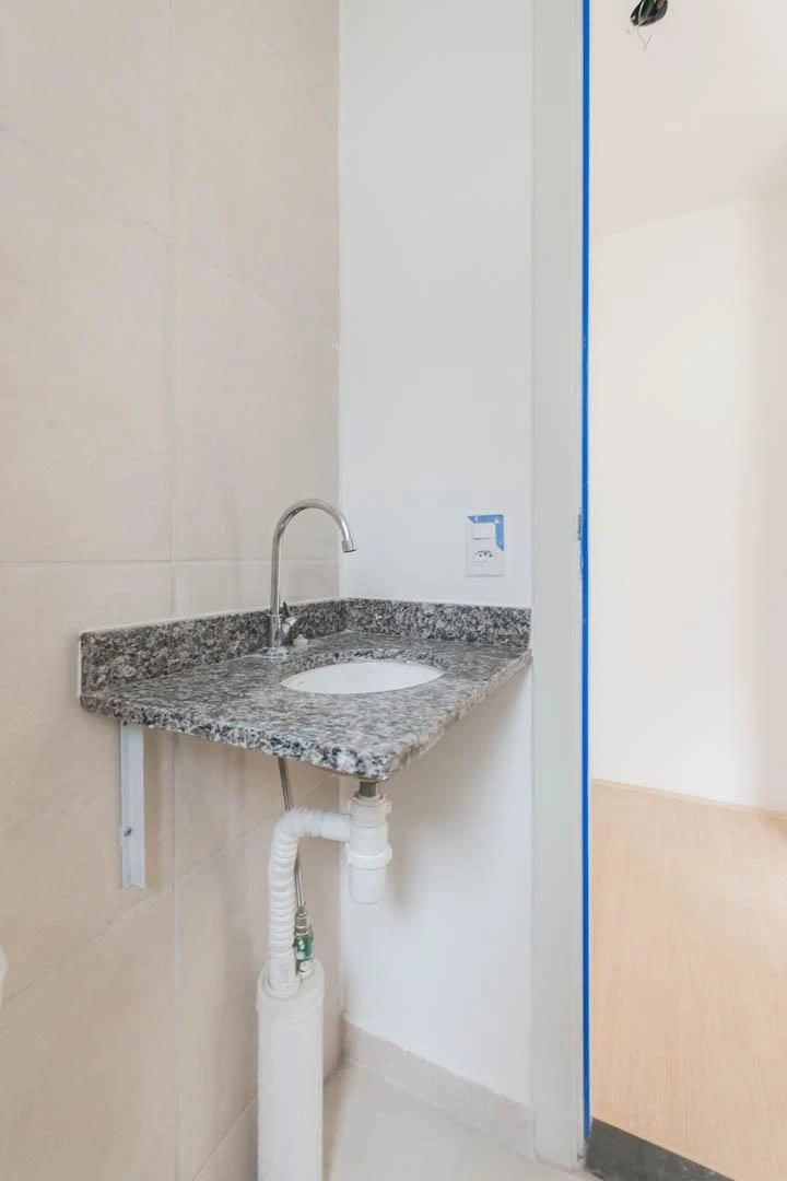 2-bedroom apartment with a suite and a glass balcony — photo 16