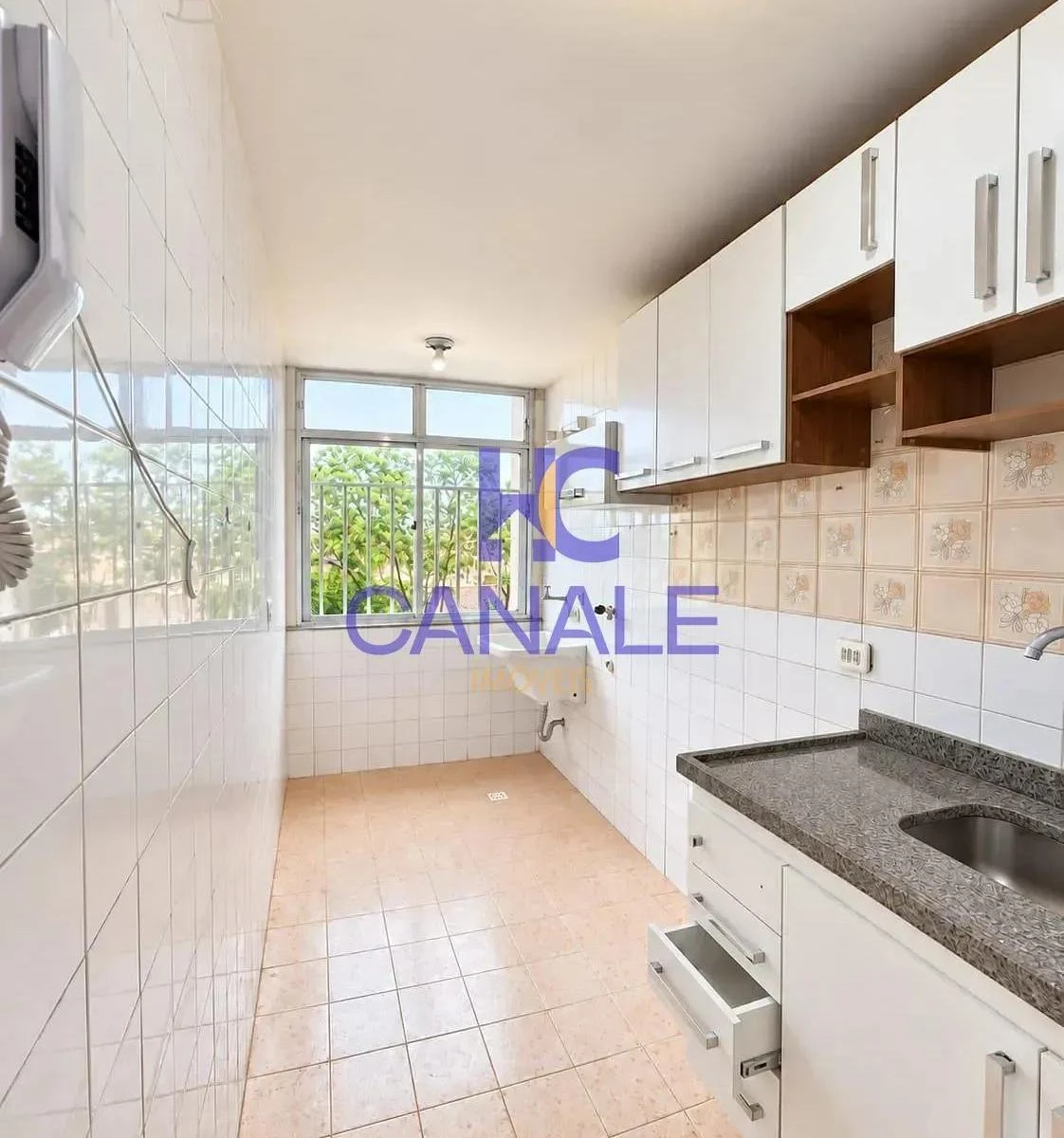 Apartamento de 45 m² com 2 quartos e cozinha fechada