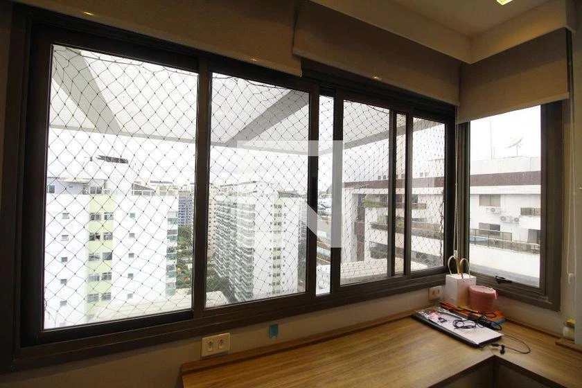 Furnished 4-bedroom apartment with 245 m² and glass balcony — photo 45