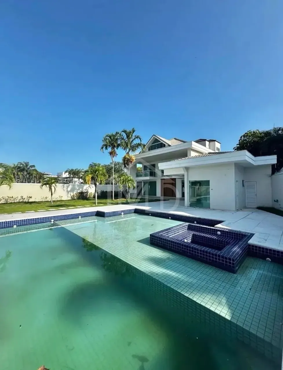 House with 5 bedrooms and floor-to-ceiling windows — photo 8
