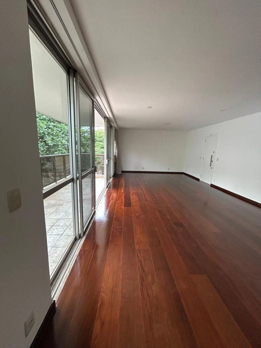4-bedroom apartment with a walk-in closet — photo 20