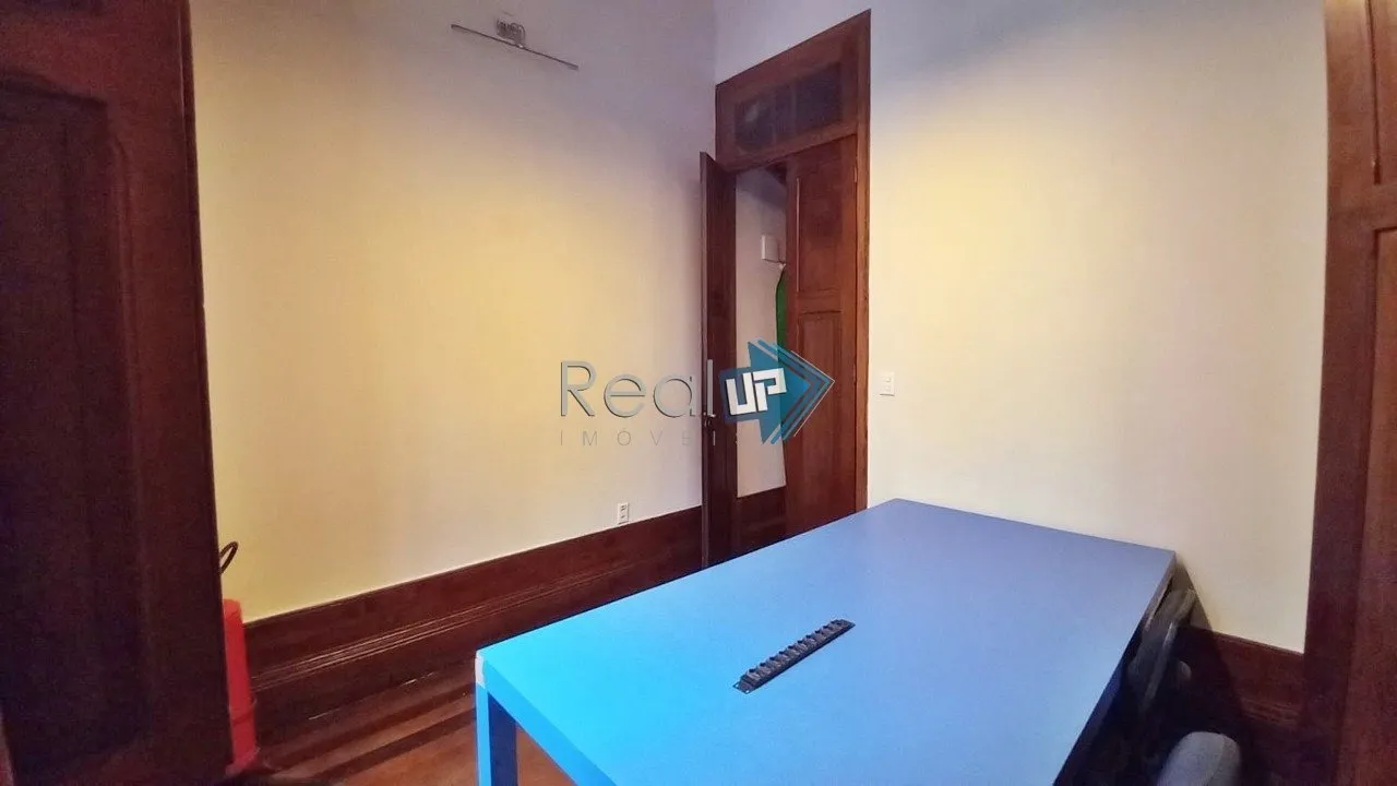 Colonial-style house with 3 bedrooms and a balcony — photo 6