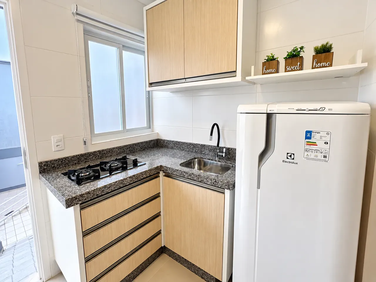 28 m² studio with a home office and a dryer — photo 4