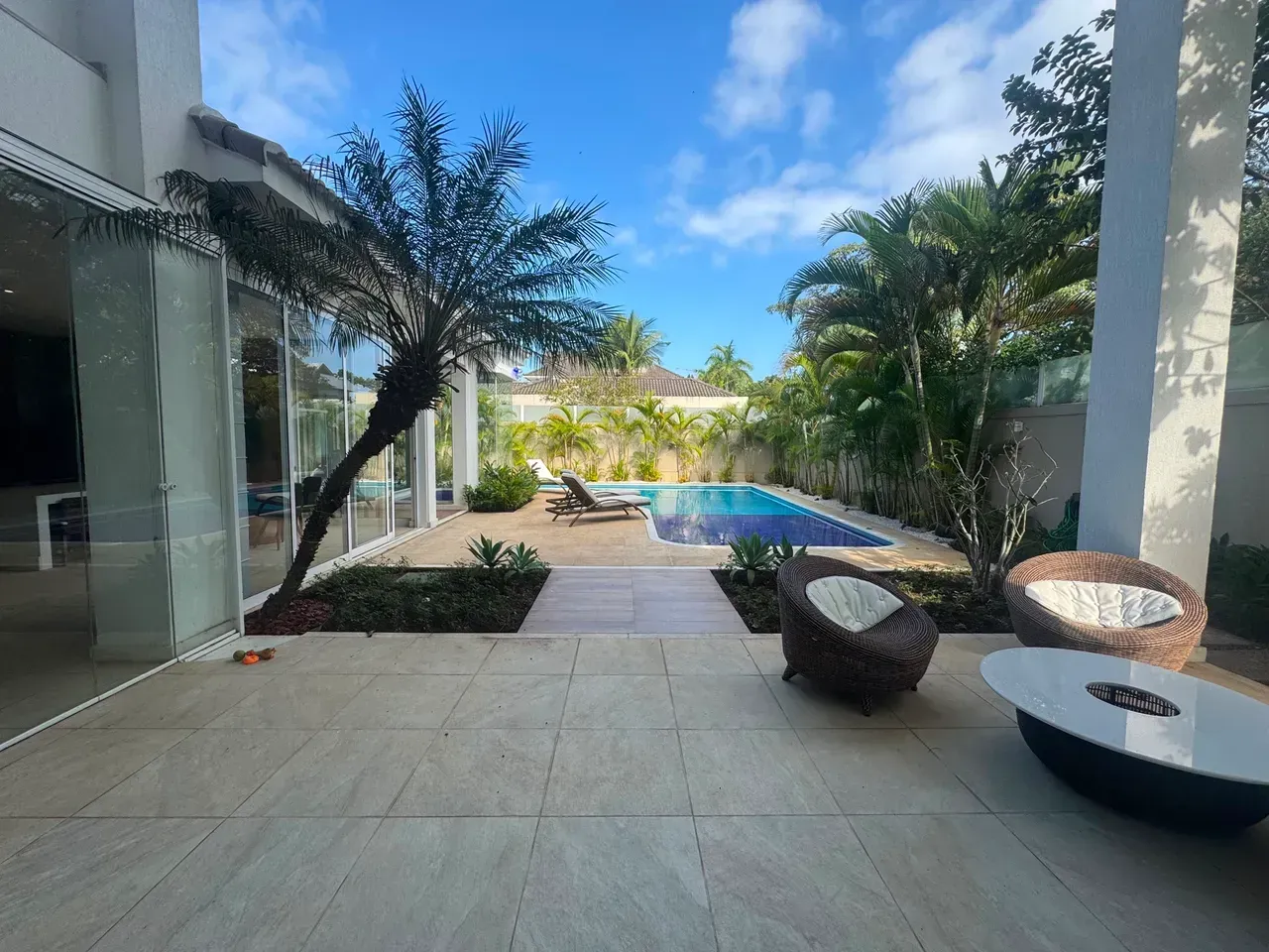 Furnished house, 750 m², with floor-to-ceiling windows — photo 18