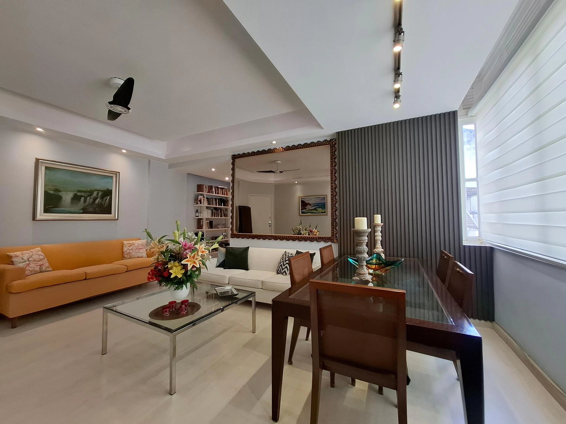 Furnished apartment, 100 m², with floor-to-ceiling windows