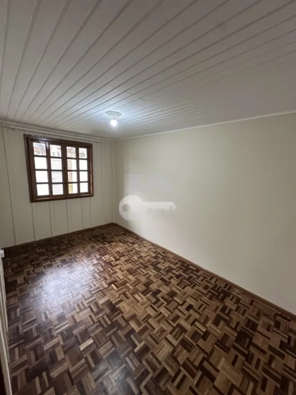 2-bedroom house with wood or laminate floors in Curitiba — photo 5