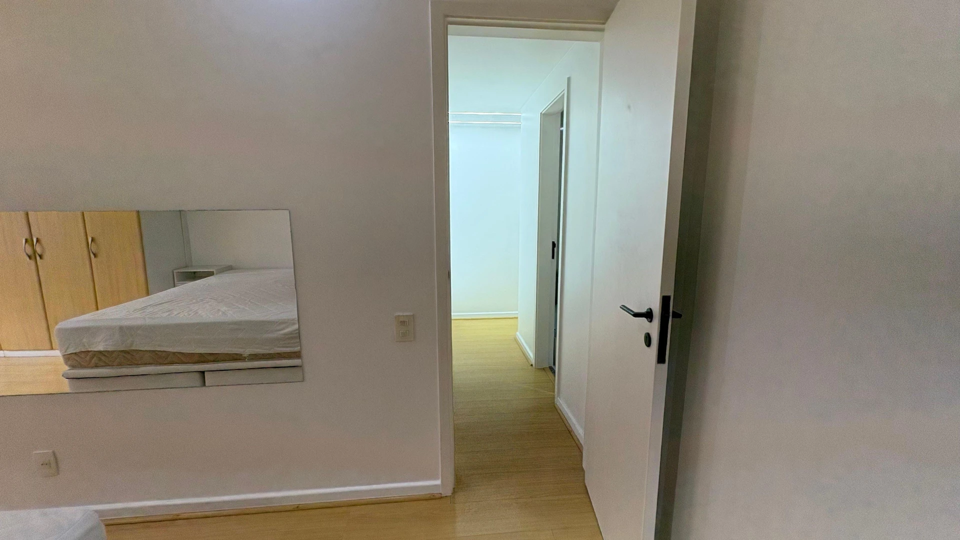Glass-enclosed balcony in a 3-bedroom apartment, 120 m² — photo 54
