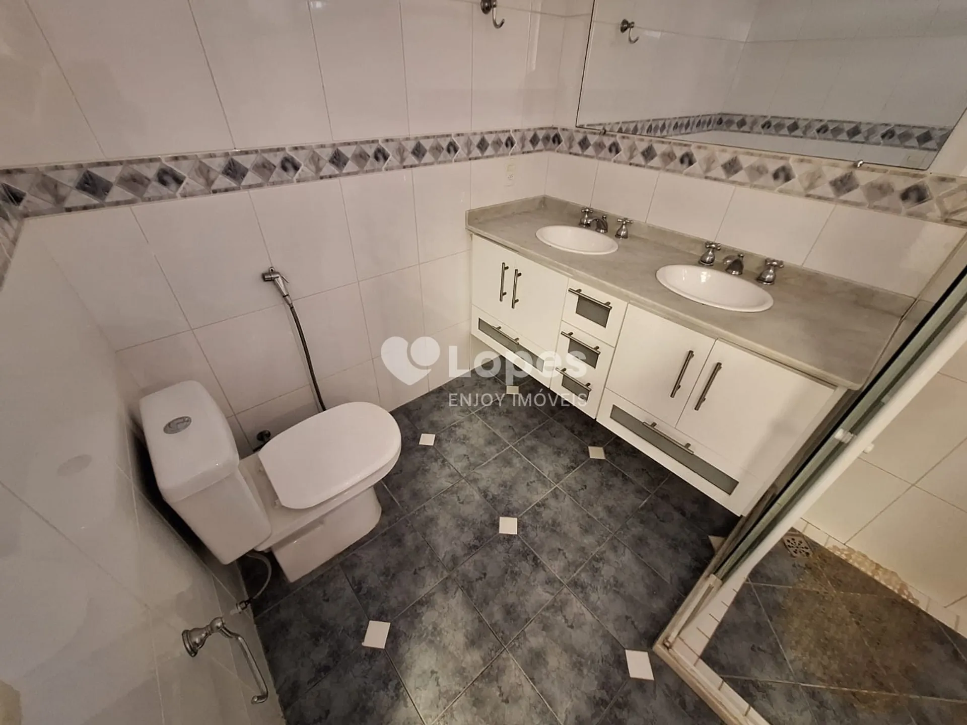 5-bedroom apartment in a building with a gym — photo 25
