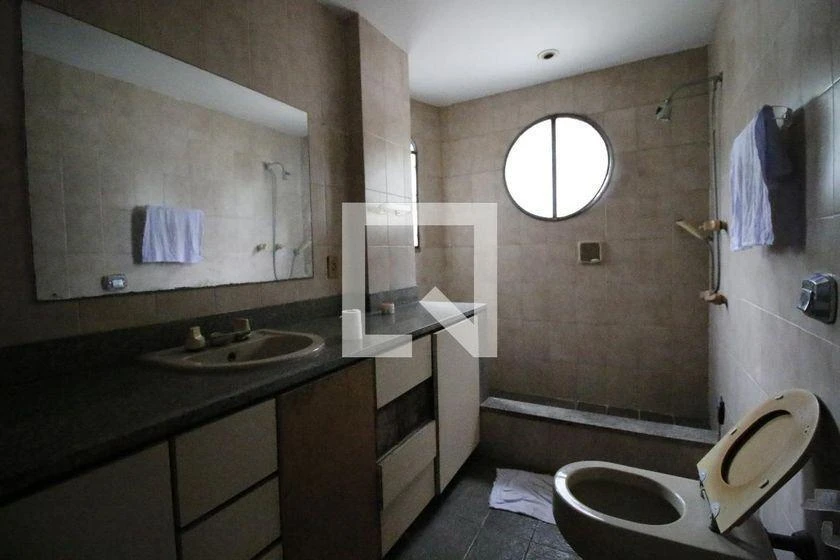 Casa de 500 m² com banheira e janelas do piso ao teto — photo 49