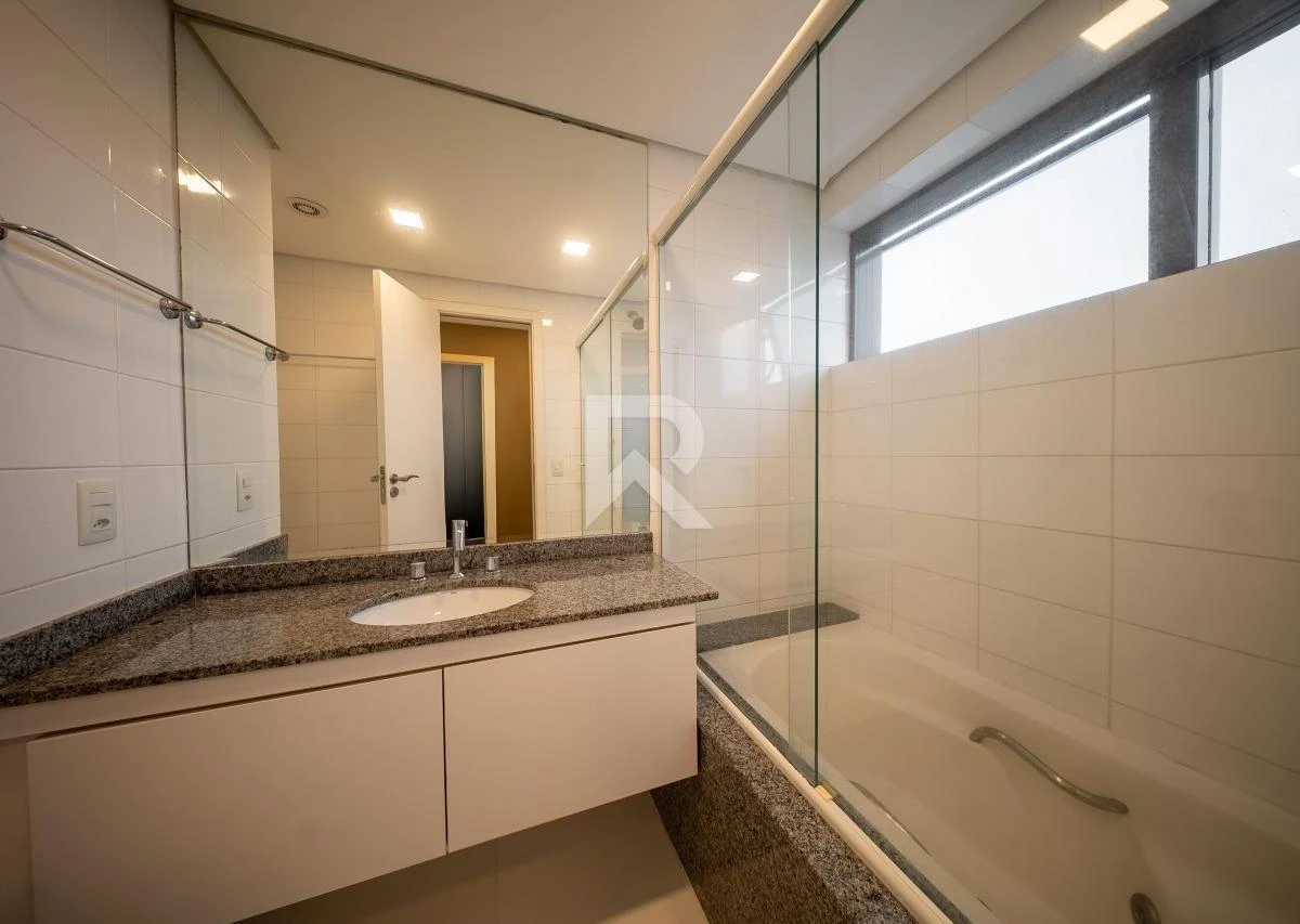 Floor-to-ceiling windows in a 2-bedroom apartment, 109 m² — photo 25