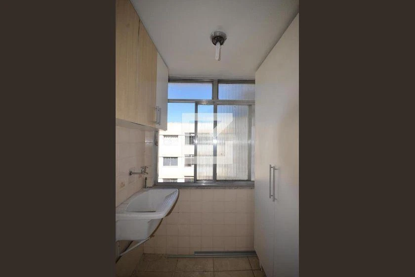 2-bedroom apartment with a glass shower box and pets allowed — photo 13