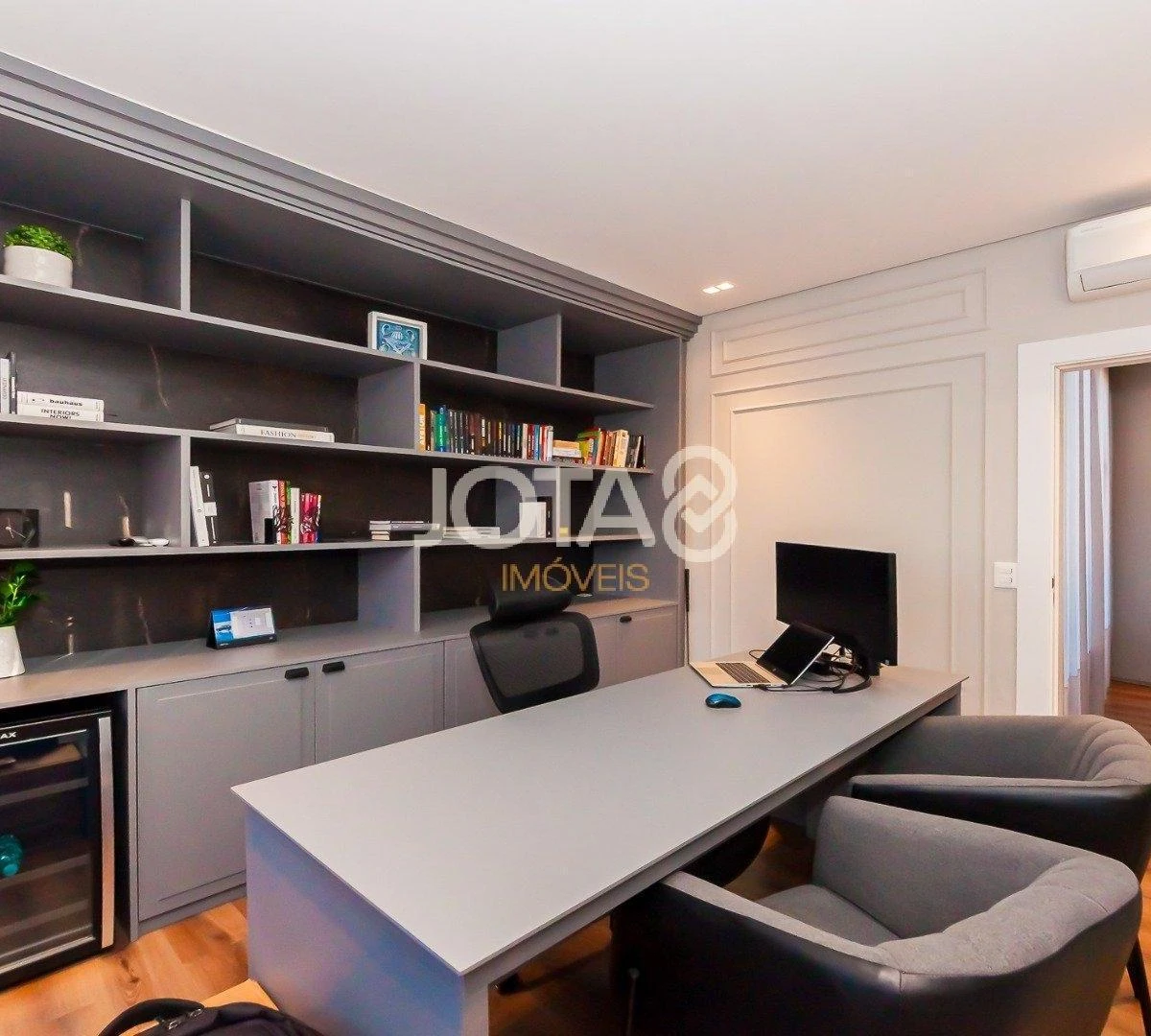 Floor-to-ceiling windows in a 4-bedroom house, 305 m² — photo 29
