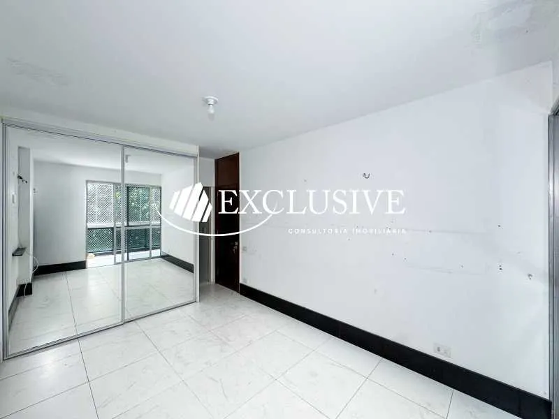 Residential apartment with 4 bedrooms and enclosed balcony — photo 20