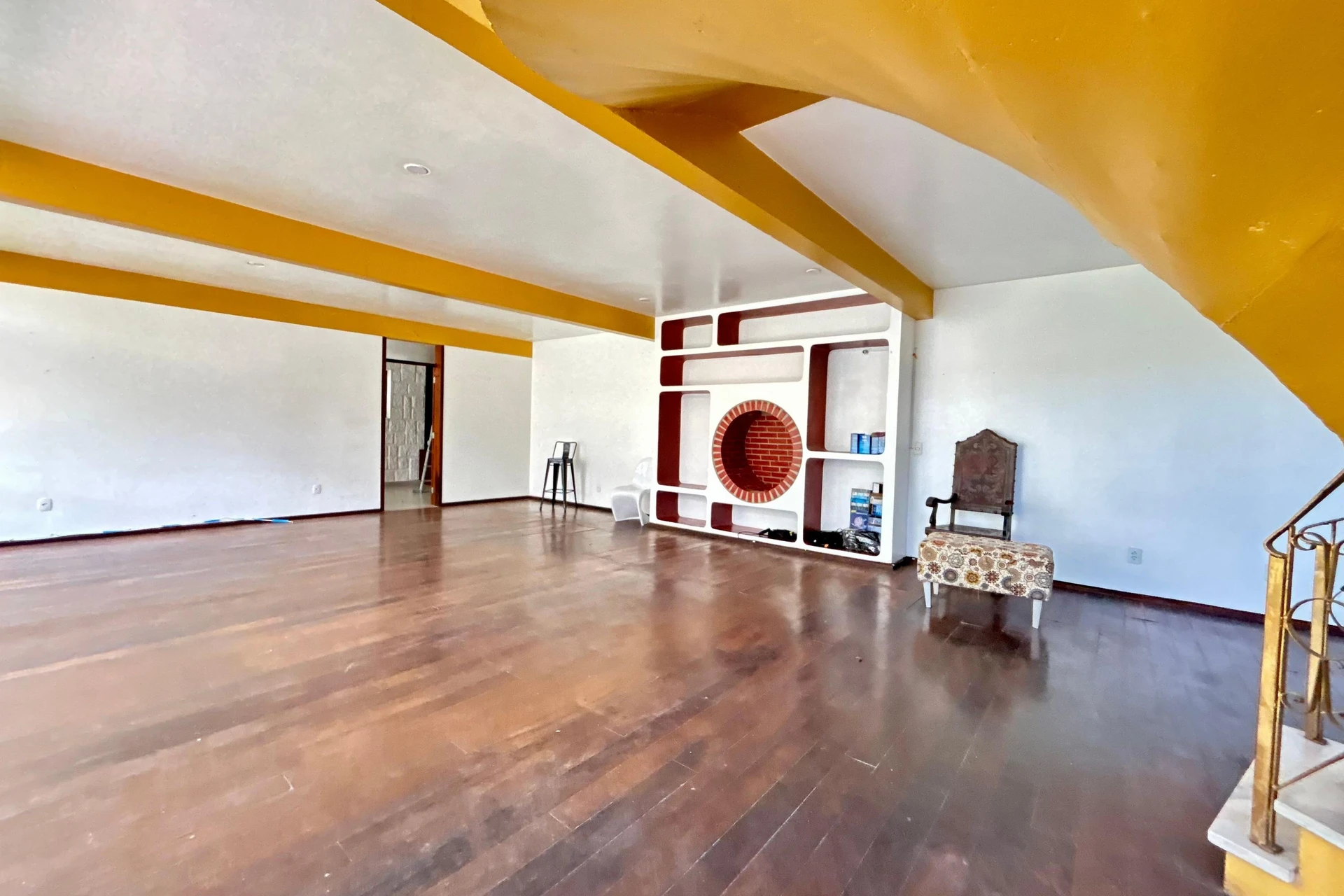 300 m² house with a jacuzzi and a bathtub — photo 16