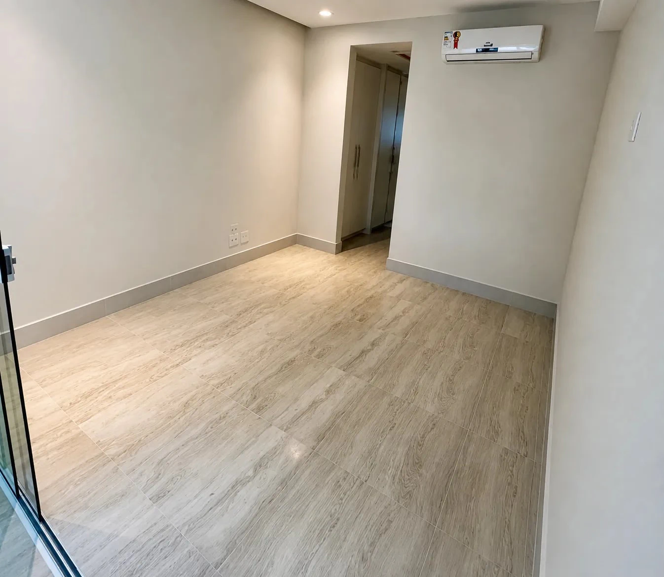 2-bedroom apartment with 2 en-suites, 3 baths, 2 parking — photo 3