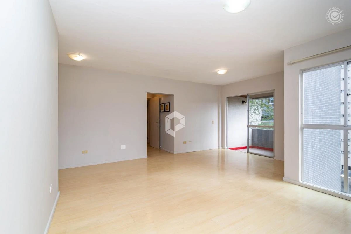 3-bedroom apartment with a glass-enclosed balcony — photo 8