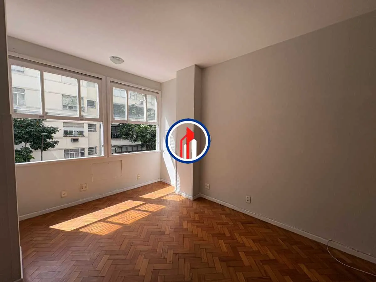 Wood or laminate floors in a 2-bedroom apartment, 72 m² — photo 14