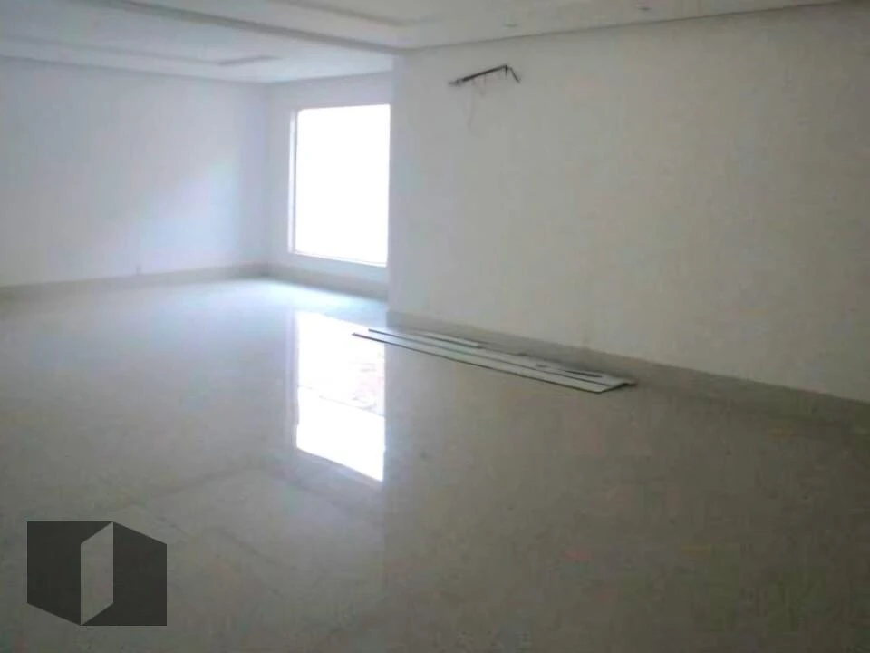 Balcony with a grill in a 4-bedroom house, 330 m² — photo 18