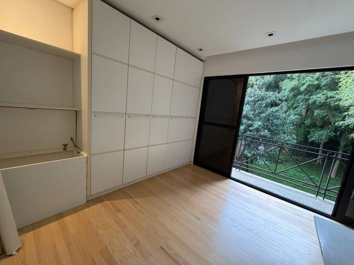 4-bedroom house with a bathtub — photo 41