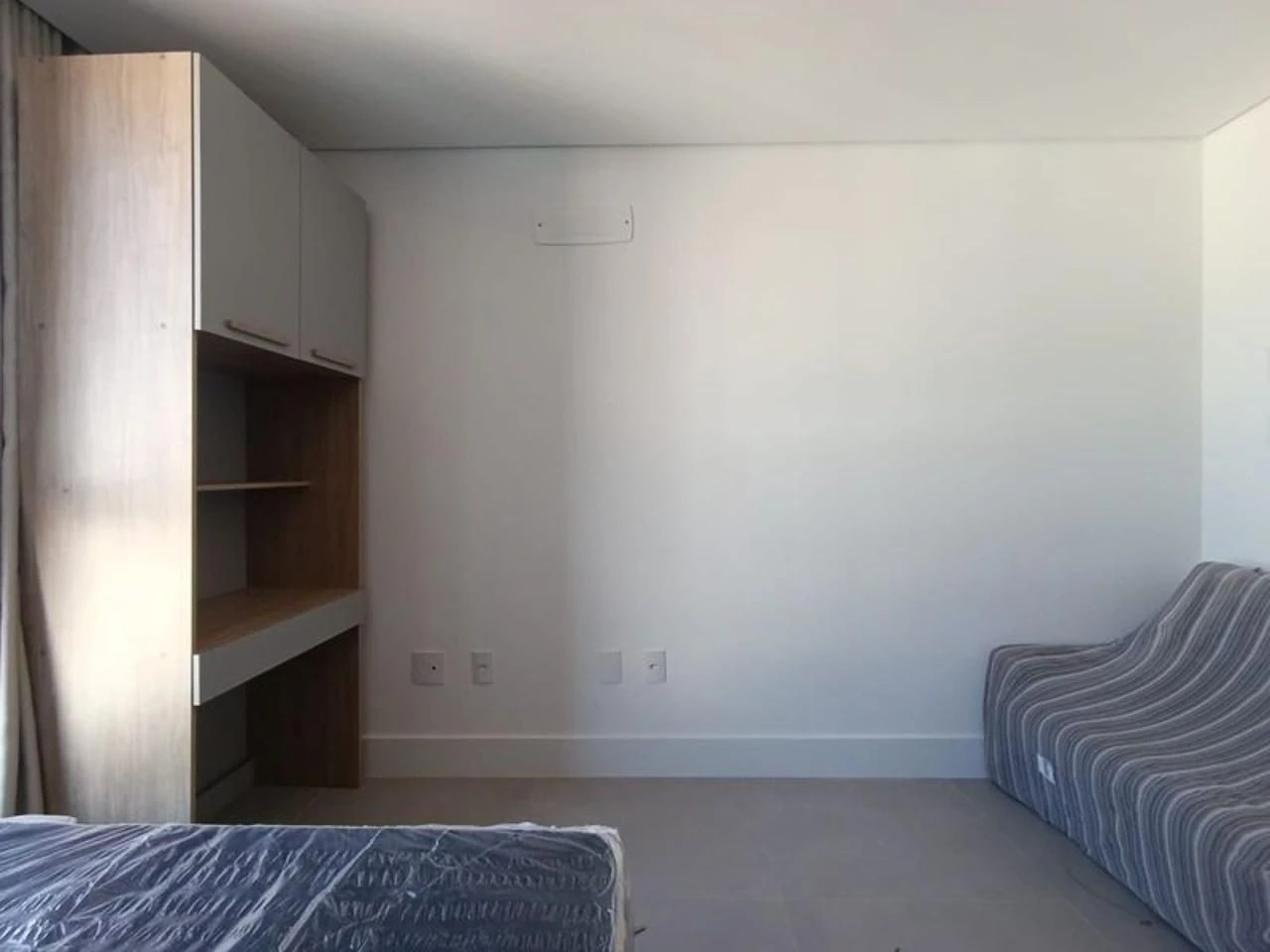 Apartamento com 1 dormitório e cozinha compacta com forno — photo 8