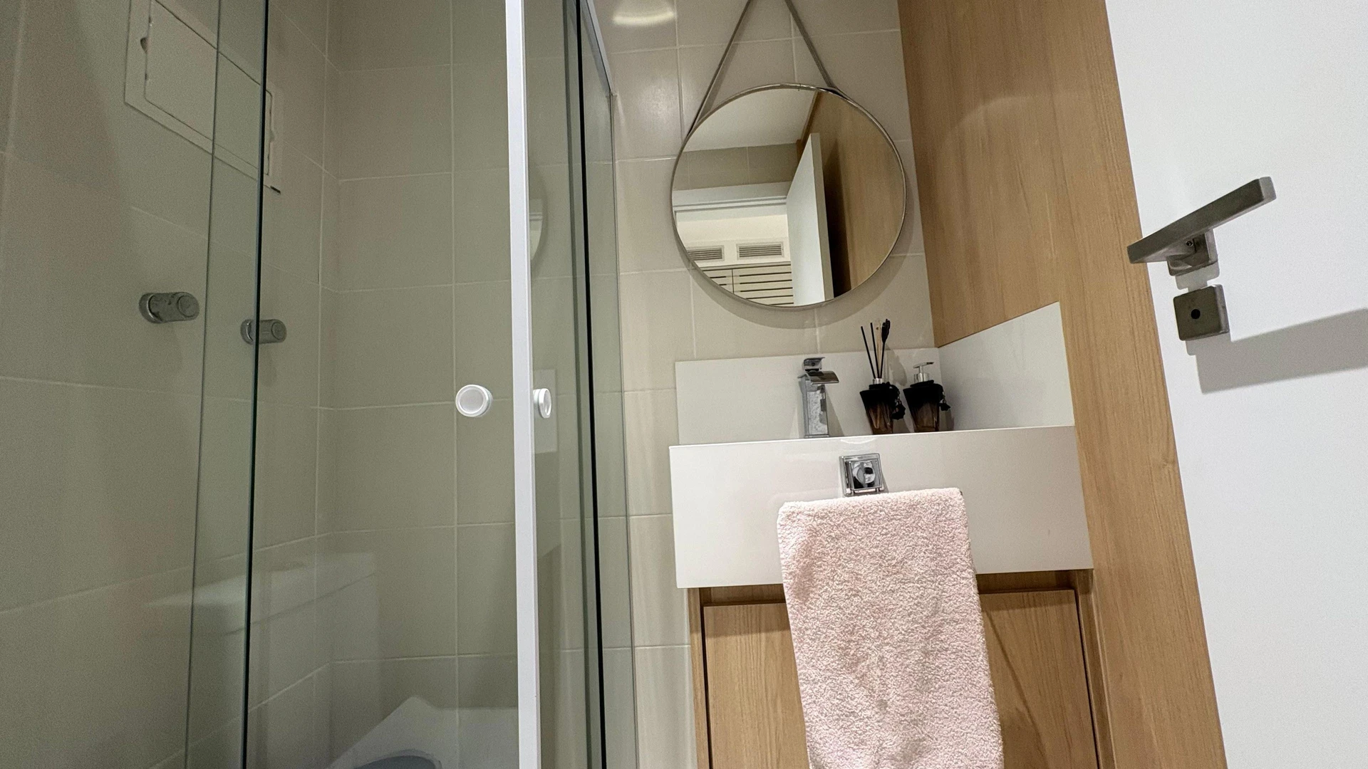 Jacuzzi in a 5-bedroom apartment, 217 m² — photo 62