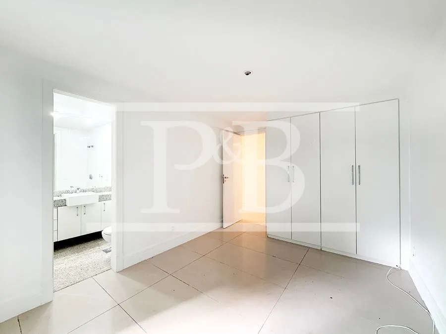 4-bedroom 300 m² apartment with a balcony — photo 25
