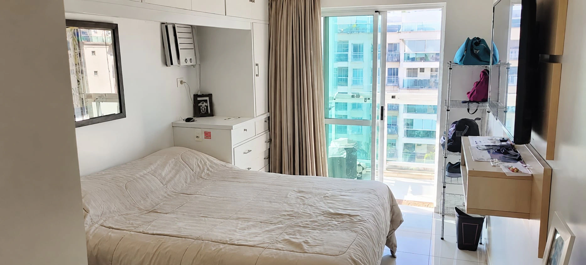 Glass-enclosed balcony in a 3-bedroom apartment, 200 m² — photo 11