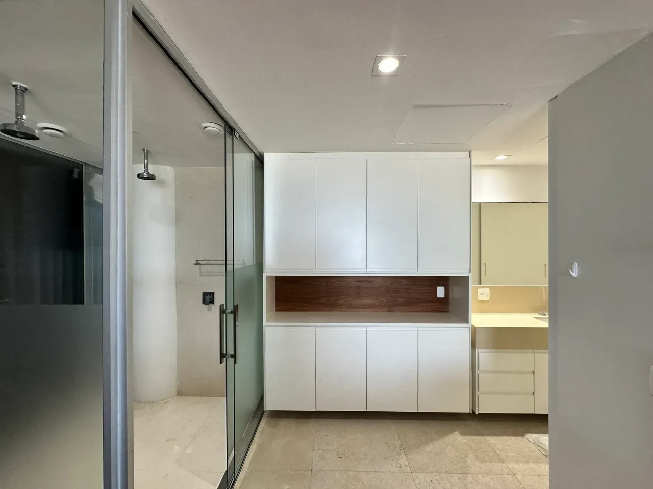 Furnished 1-bedroom apartment with 2 bathrooms and 2 parking — photo 12