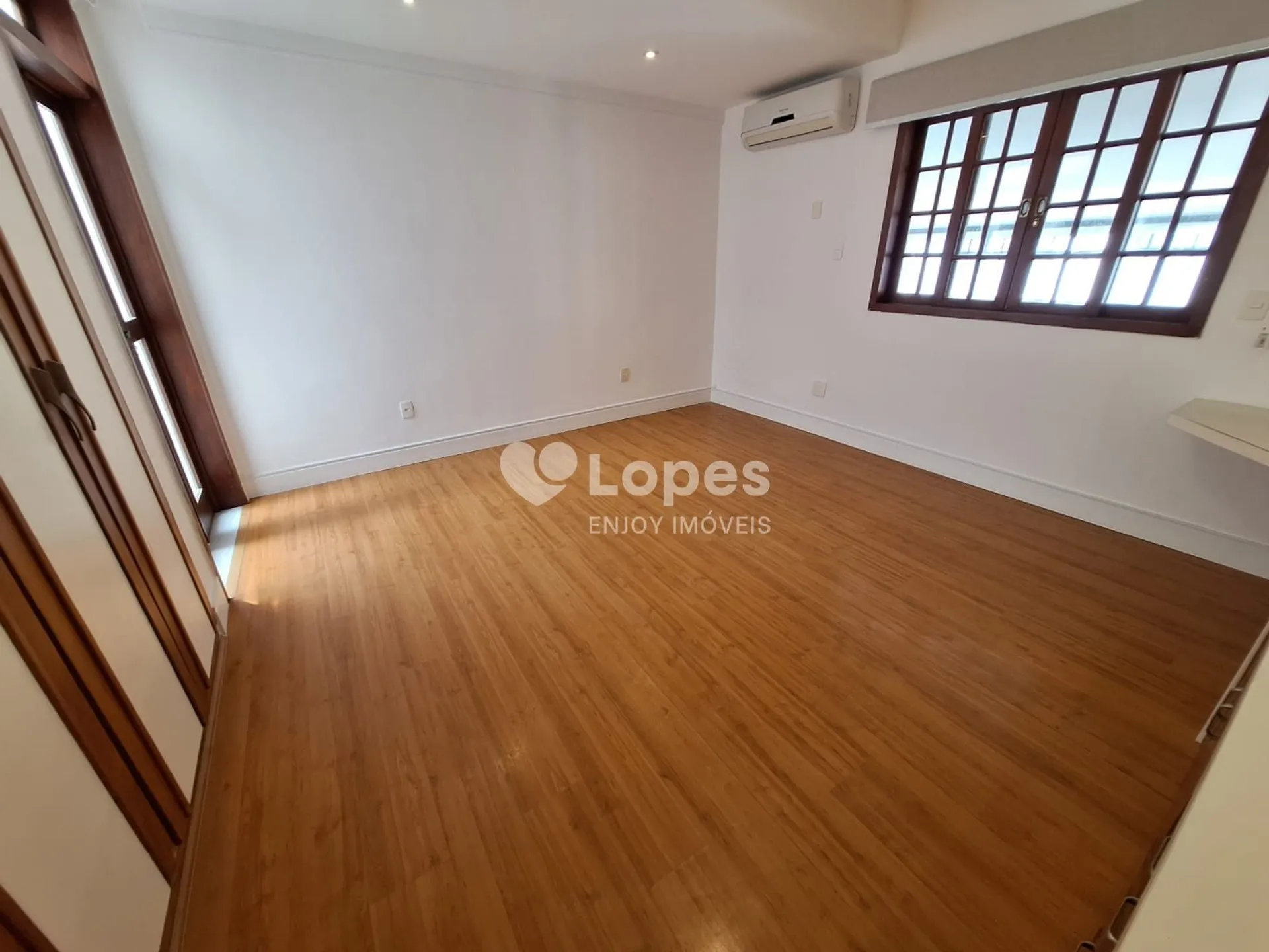 5-bedroom apartment in a building with a gym — photo 11