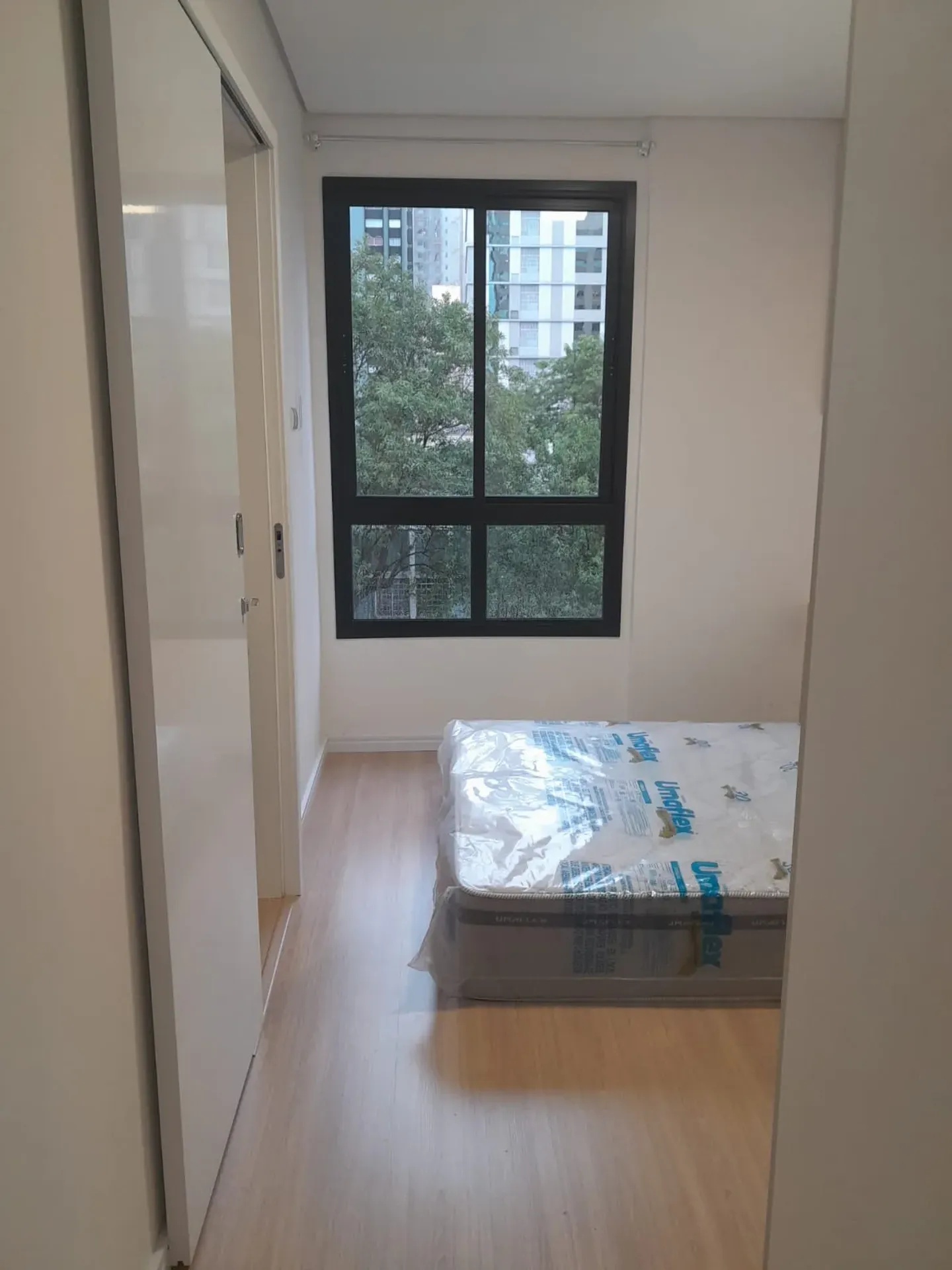 Furnished 1-bedroom apartment with open-plan kitchen — photo 32