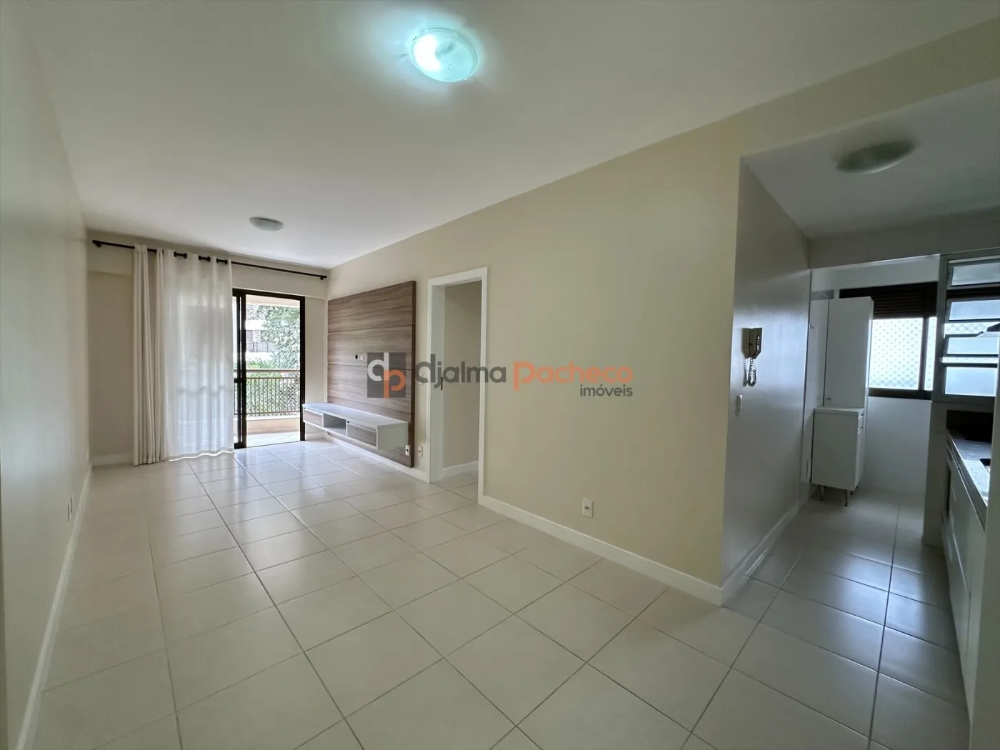 Balcony with a grill in a 2-bedroom apartment, 69 m²