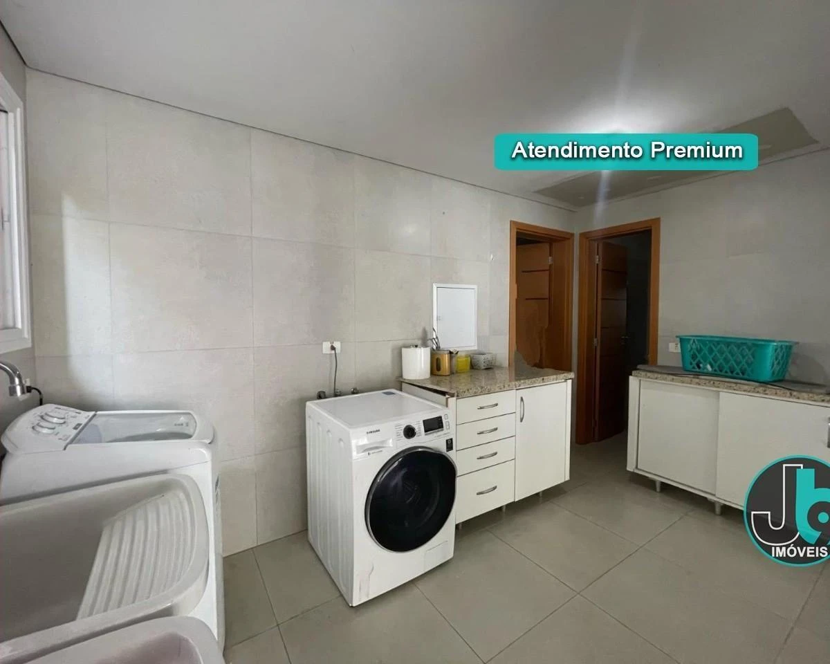 389 m² house with 4 bedrooms and an open-plan kitchen — photo 47