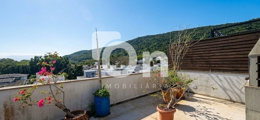 2-bedroom house with a mountain view in Florianópolis — photo 15