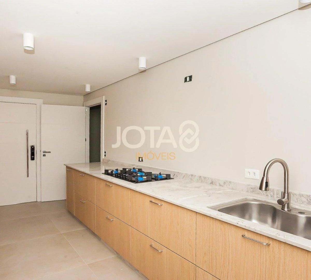 Balcony with a grill in a 3-bedroom apartment, 143 m² — photo 7