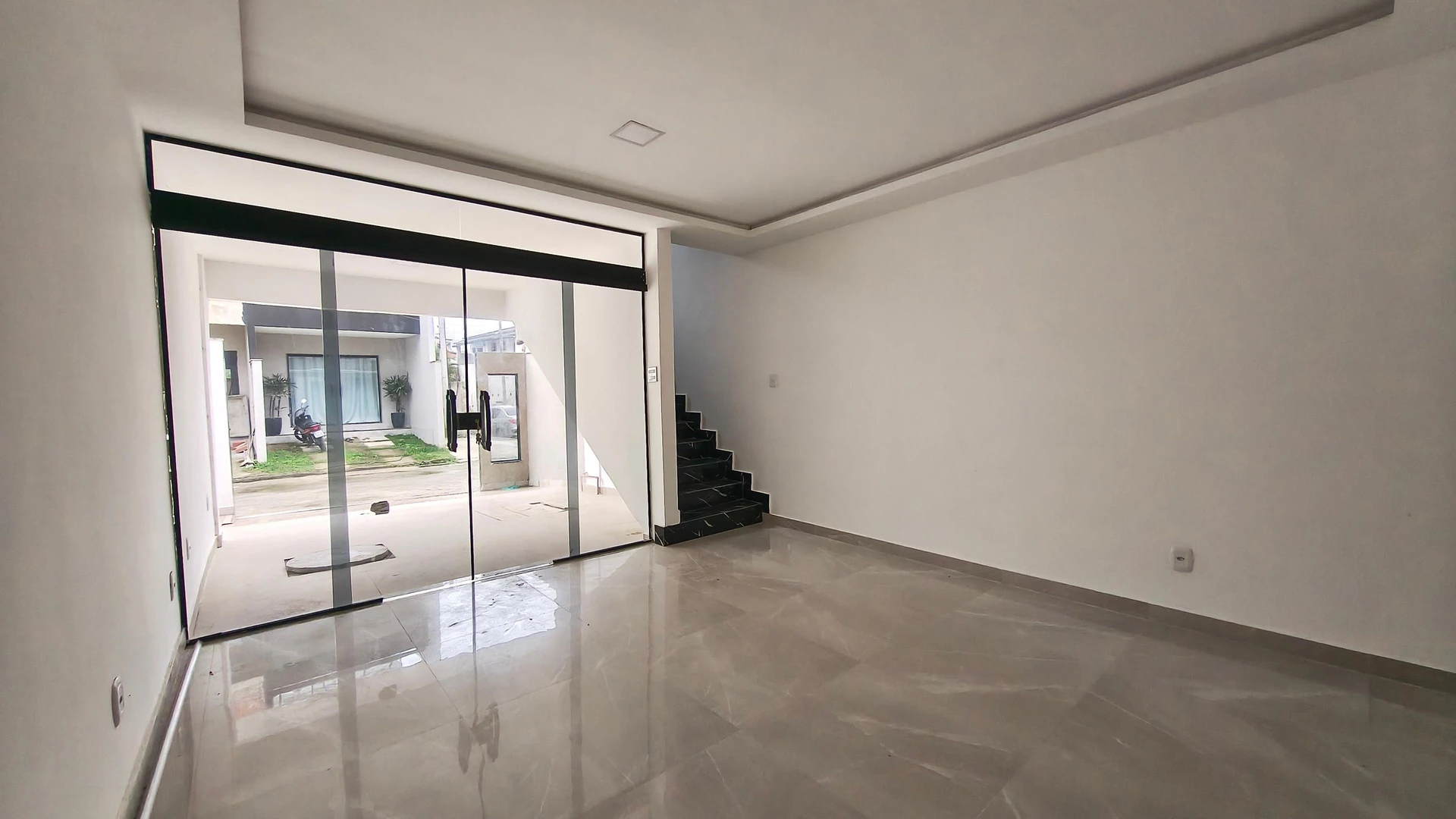 Unfurnished house with 3 bedrooms and 3 bathrooms