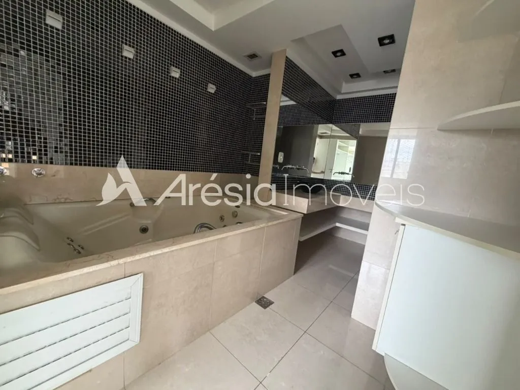 4-bedroom apartment in a building with a sauna — photo 34