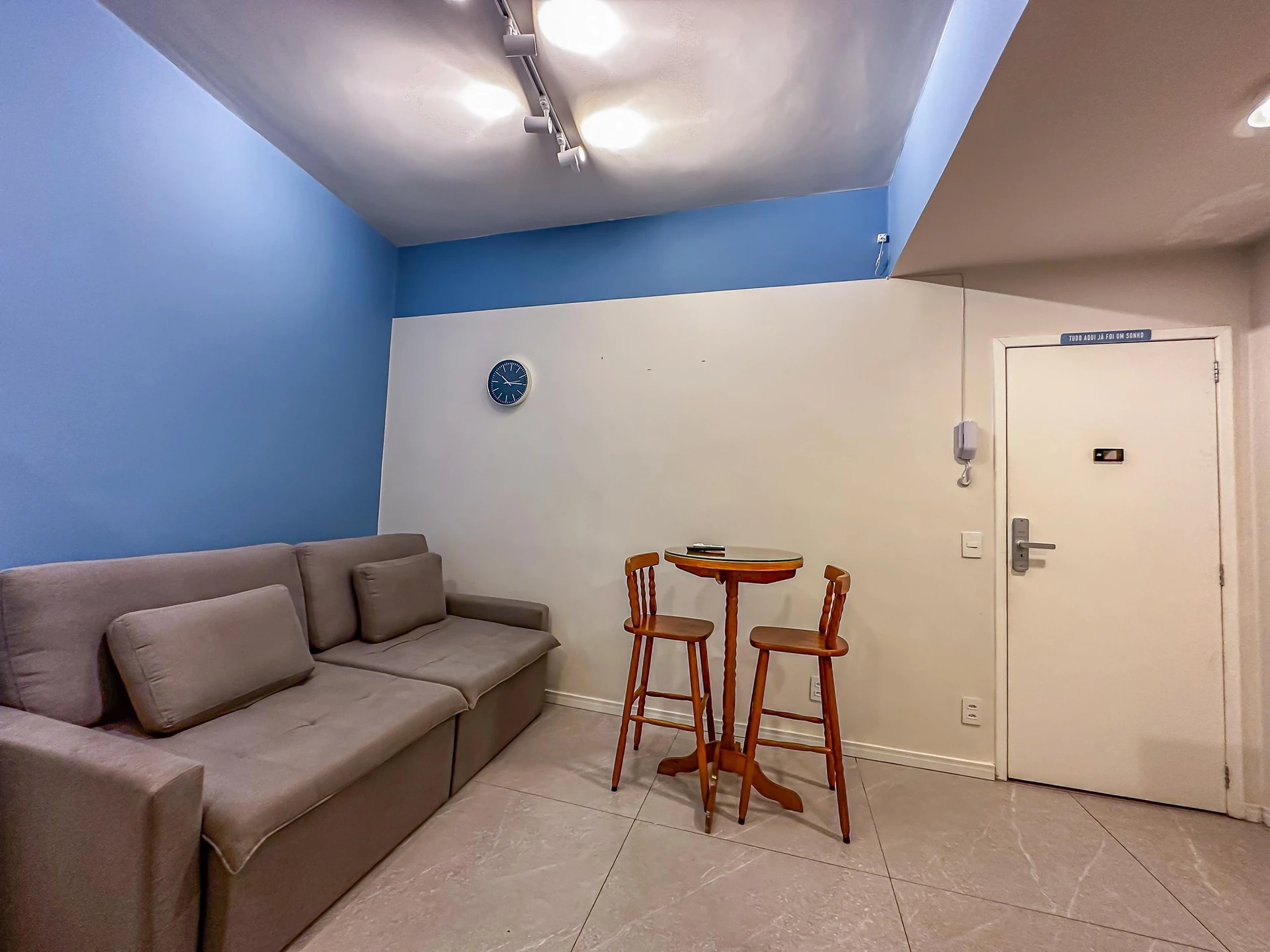 Furnished studio with glass shower and 1 bedroom — photo 9