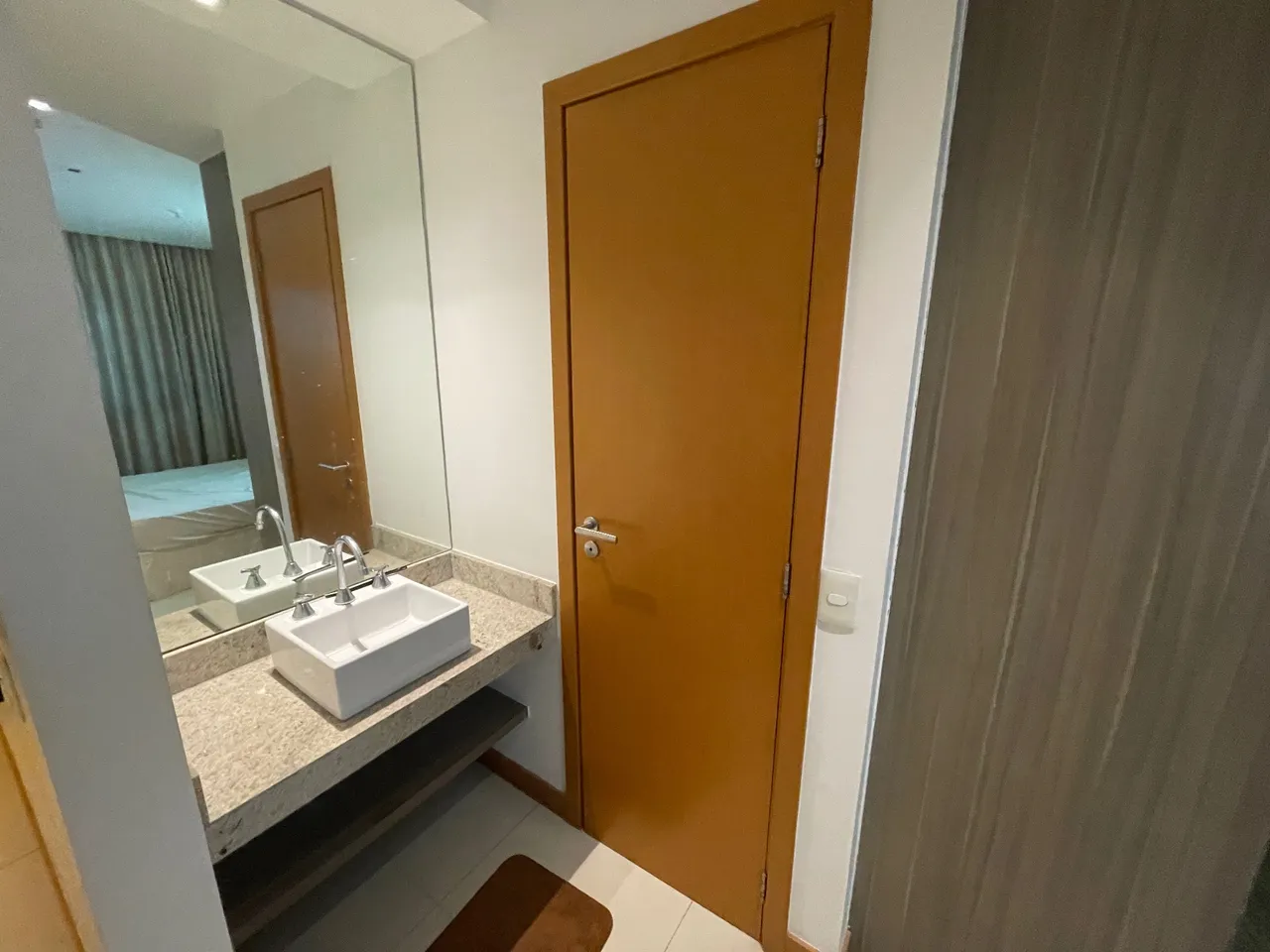 One-bedroom apartment in a building with a gym — photo 16