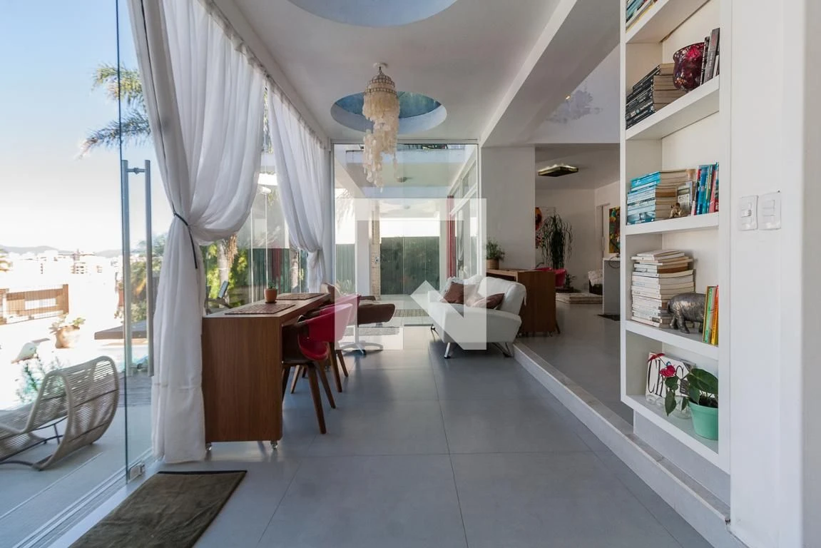 Furnished studio in a building with a pool — photo 22