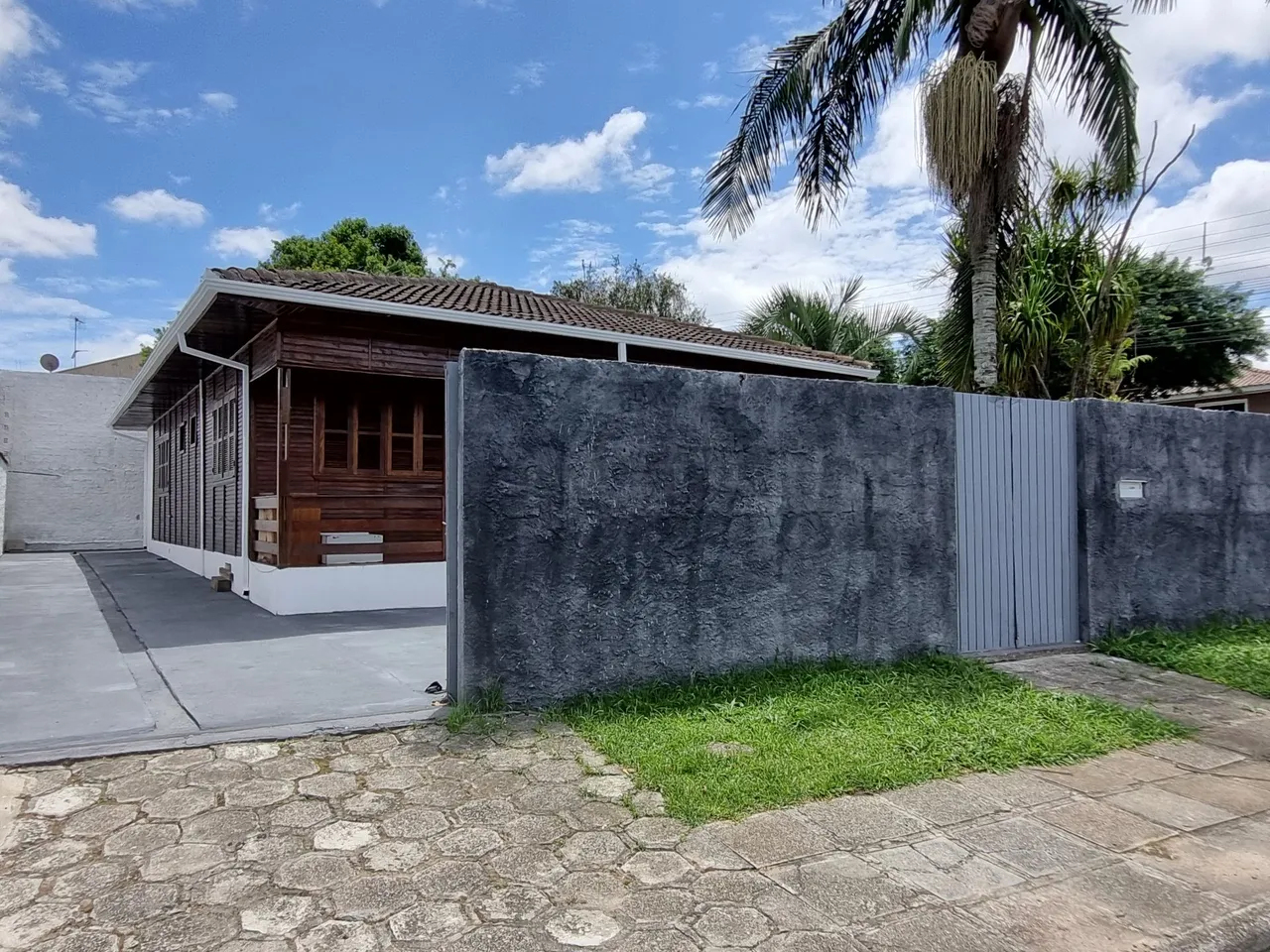 3-bedroom house with wood or laminate floors in Curitiba — photo 5