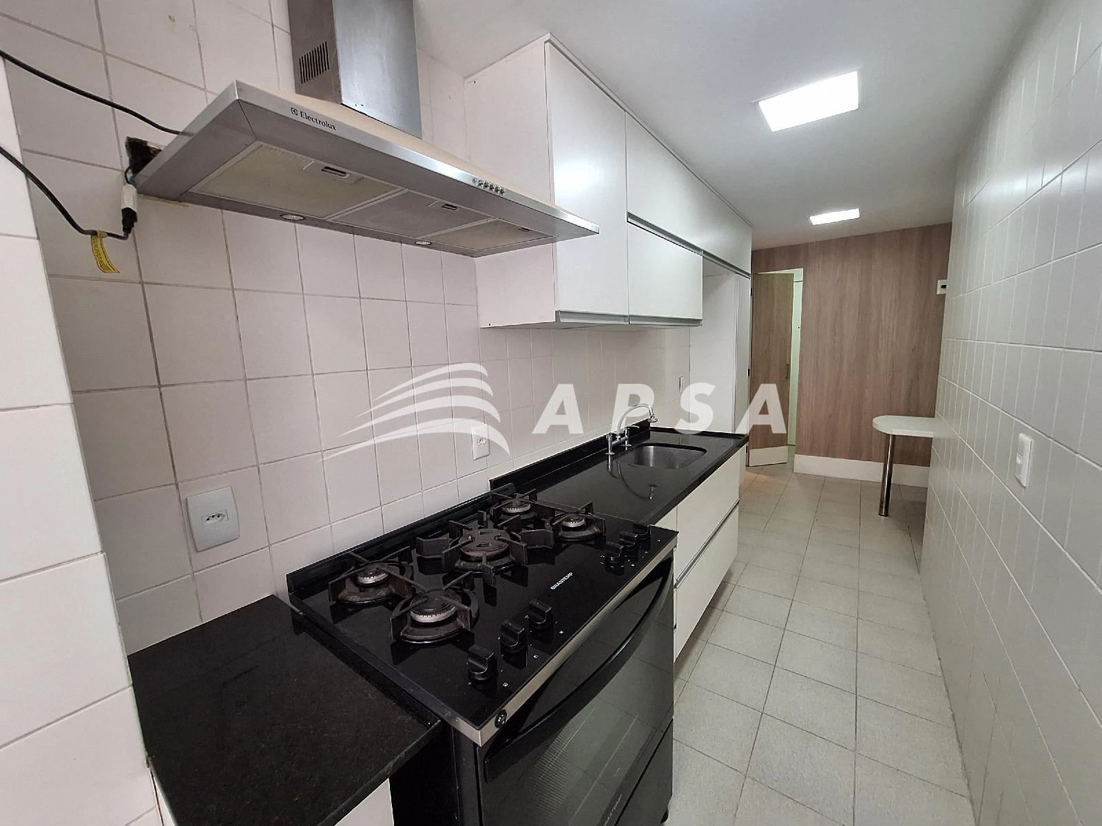 Balcony with a grill in a 2-bedroom apartment, 98 m² — photo 2