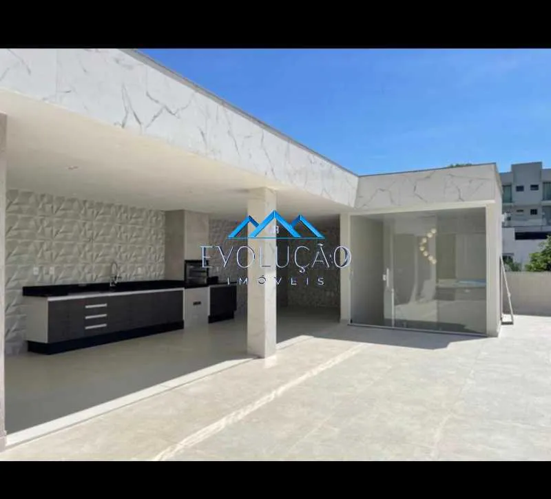 Casa com 6 quartos e 450 m², banheiras nos banheiros