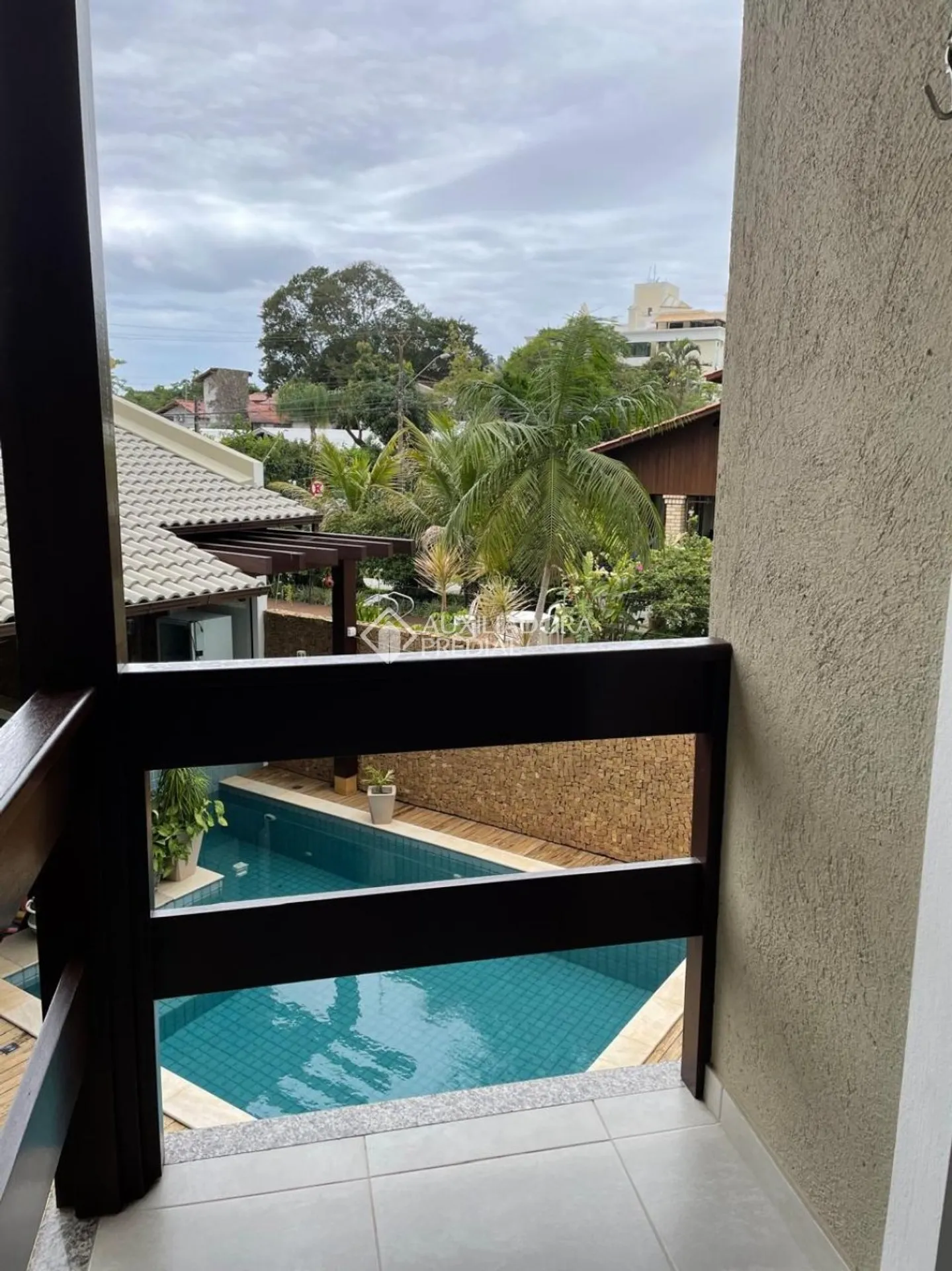 Furnished 350 m² house with an open-plan gas kitchen — photo 45