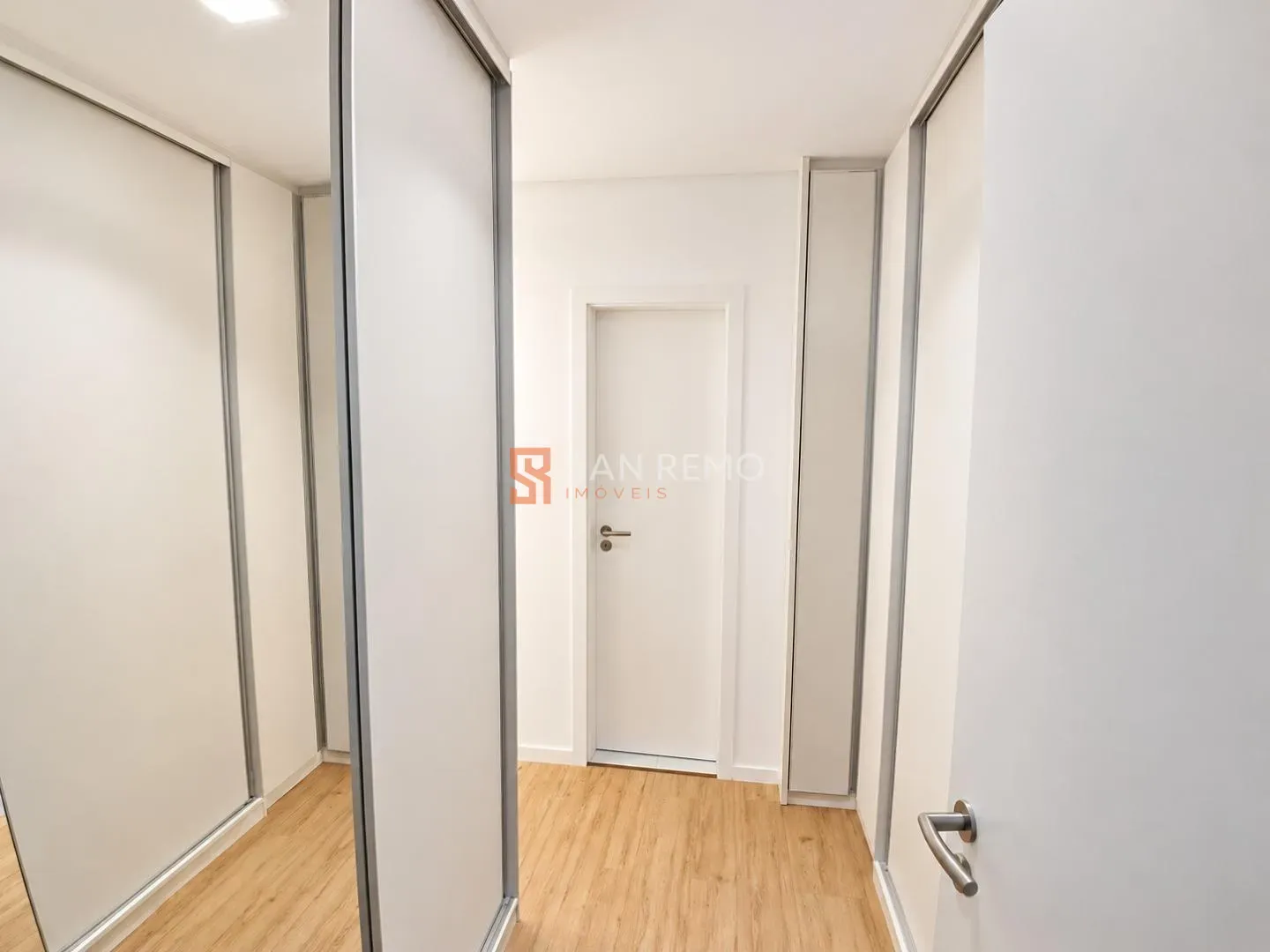 Glass-enclosed balcony in a 3-bedroom apartment, 120 m² — photo 35